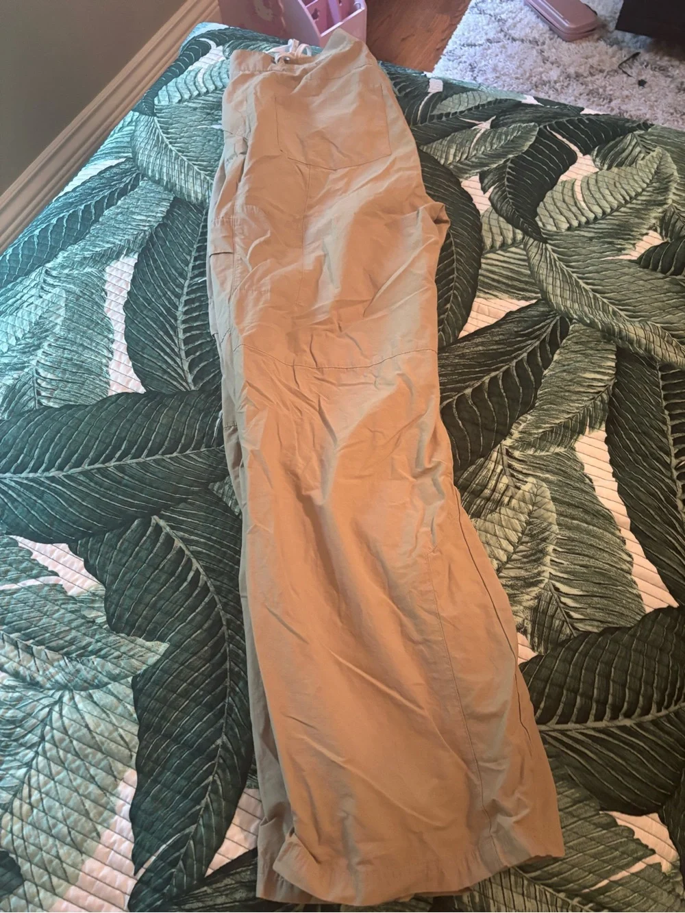 Alô yoga women’s beige cargo pants